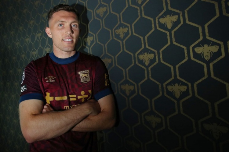 官方:伊普斯维奇签下伯恩利后卫达拉-奥谢,签约5年至2029年